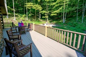 Outdoor dining - Lovely Cabin Rental in Hocking Hills, for Dreamy Vacations in Logan, Ohio (Logan)