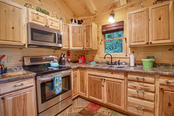 Réfrigérateur, micro-ondes, plaque de cuisson, cafetière/bouilloire