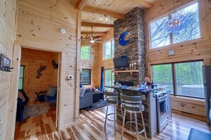 Unclassified image, 5 of 9, button - Glamping Escapes for Two in this Stunning Log Cabin in Logan, Ohio (Logan)