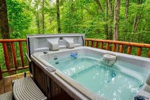 Outdoor spa tub - Beautiful Cabin For Rent in Hocking Hills Region of Ohio (Logan)