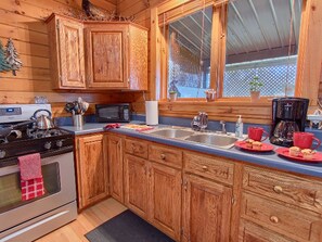 Kühlschrank, Herdplatte, Wasserkocher mit Kaffee-/Teezubehör