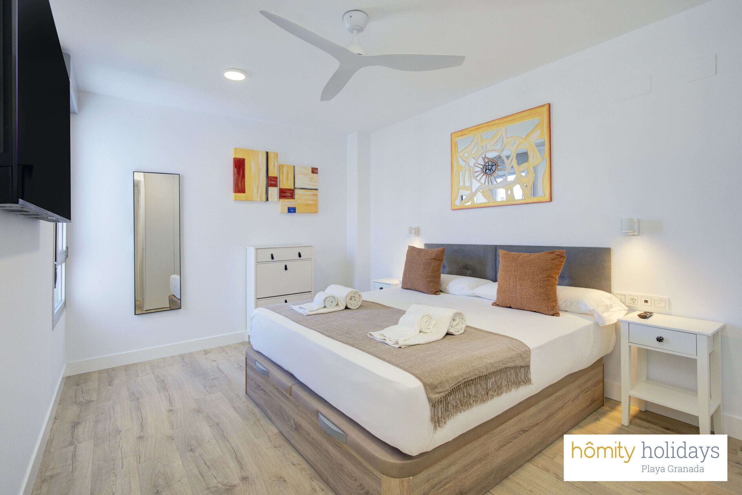 2 dormitorios, tabla de planchar con plancha, cuna de viaje