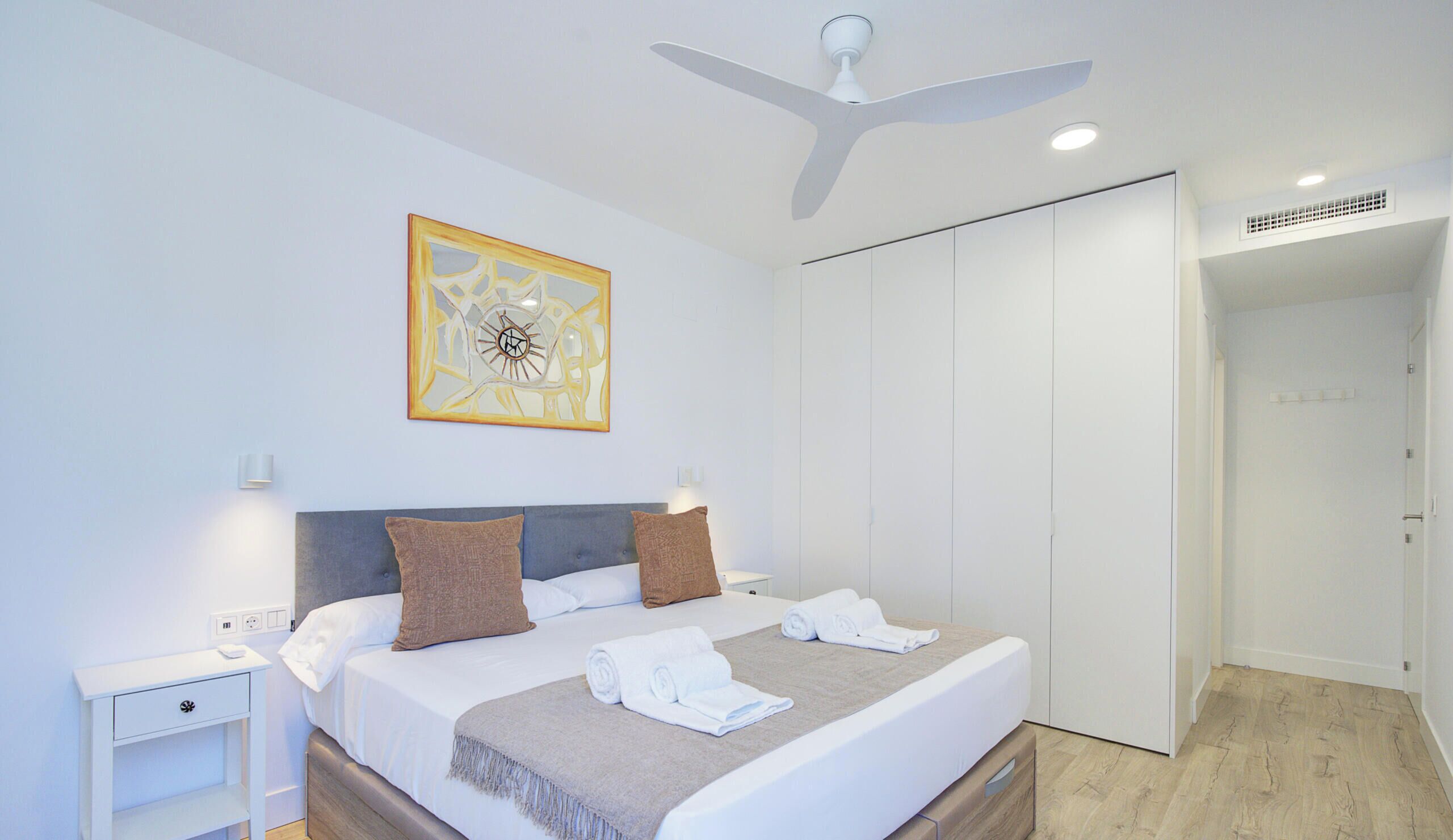 2 slaapkamers, een strijkplank/strijkijzer, reisbedje, gratis wifi