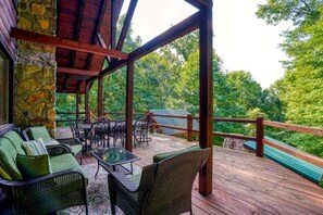 Outdoor dining - Luxury Lodge for Big Groups in Hocking Hills, Ohio (Logan)