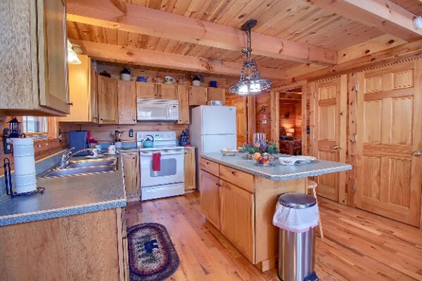 Køleskab, mikrobølgeovn, kogeplade, opvaskemaskine