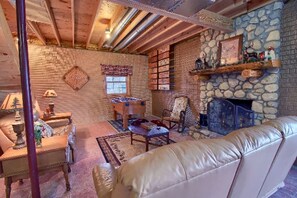 Tv, pejs, dvd-afspiller, bordfodbold