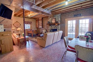 Tv, pejs, dvd-afspiller, bordfodbold