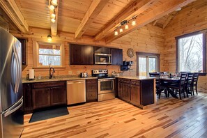 Køleskab, mikrobølgeovn, kogeplade, opvaskemaskine