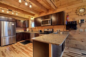 Køleskab, mikrobølgeovn, kogeplade, opvaskemaskine