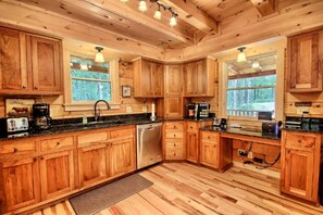 Køleskab, mikrobølgeovn, kogeplade, kaffe-/temaskine