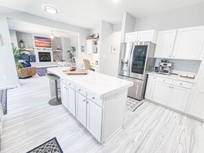 Four Ă micro-ondes, un four, surface de cuisson, lave-vaisselle