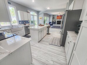 Mikrovågsugn, ugn, spishäll och diskmaskin