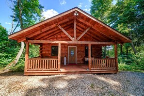 Unclassified image, 5 of 9, button - Romantic Getaways in Logan, Ohio, in this Fully-Equipped Log Cabin with Hot Tub (Logan)