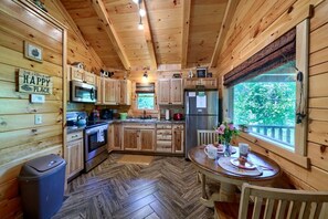 Wasserkocher mit Kaffee-/Teezubehör, Kühlschrank, Mikrowelle, Ofen