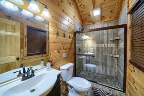 Towels, toilet paper - Romantic Getaways in Logan, Ohio, in this Fully-Equipped Log Cabin with Hot Tub (Logan)