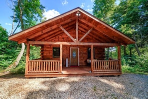 Exterior - Romantic Getaways in Logan, Ohio, in this Fully-Equipped Log Cabin with Hot Tub (Logan)