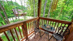 Outdoor dining - Wonderful Ohio Vacation Rental for Nature Getaways near Hocking Hills Park (Logan)