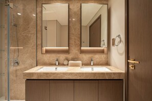 Douche, sèche-cheveux, serviettes fournies, savon