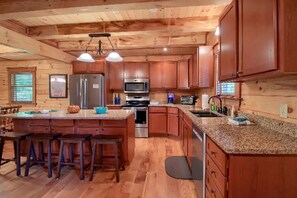 Køleskab, mikrobølgeovn, kogeplade, kaffe-/temaskine