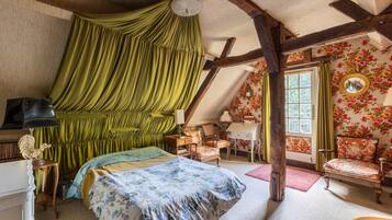 3 habitaciones, tabla de planchar con plancha y ropa de cama