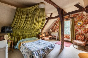 3 quartos, ferros/tábuas de passar roupa, roupa de cama