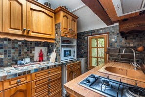 Een koelkast, een microgolfoven, een oven, een kookplaat