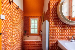 Dusche, kostenlose Toilettenartikel, Handtücher