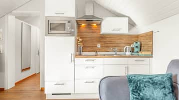 Wasserkocher mit Kaffee-/Teezubehör, Kühlschrank, Mikrowelle, Ofen