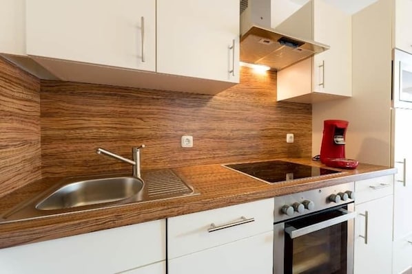 ثلاجة، ميكروويف، فرن، موقد طهي مسطح