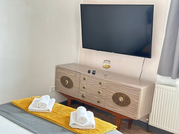 1 bedroom, iron/ironing board, internet, bed sheets