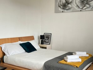 1 bedroom, iron/ironing board, internet, bed sheets - Modern Studio in Stoke Newington (London)