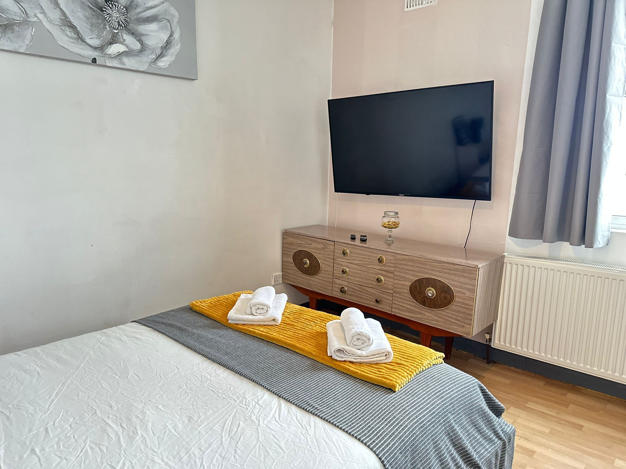 1 bedroom, iron/ironing board, internet, bed sheets