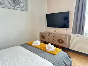 1 bedroom, iron/ironing board, internet, bed sheets