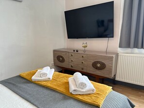 1 chambre, fer et planche à repasser, accès Internet, draps fournis