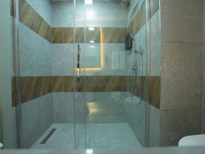 Habitación triple superior | Baño | Ducha, secador de pelo, toallas y jabón