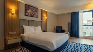 Suite | Een kluis op de kamer, een laptopwerkplek, een strijkplank/strijkijzer