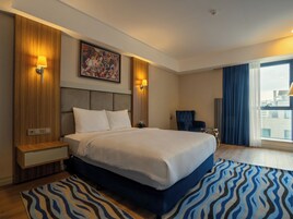 Suite with Queen Size Bed | Caja fuerte y espacio para trabajar con un portátil