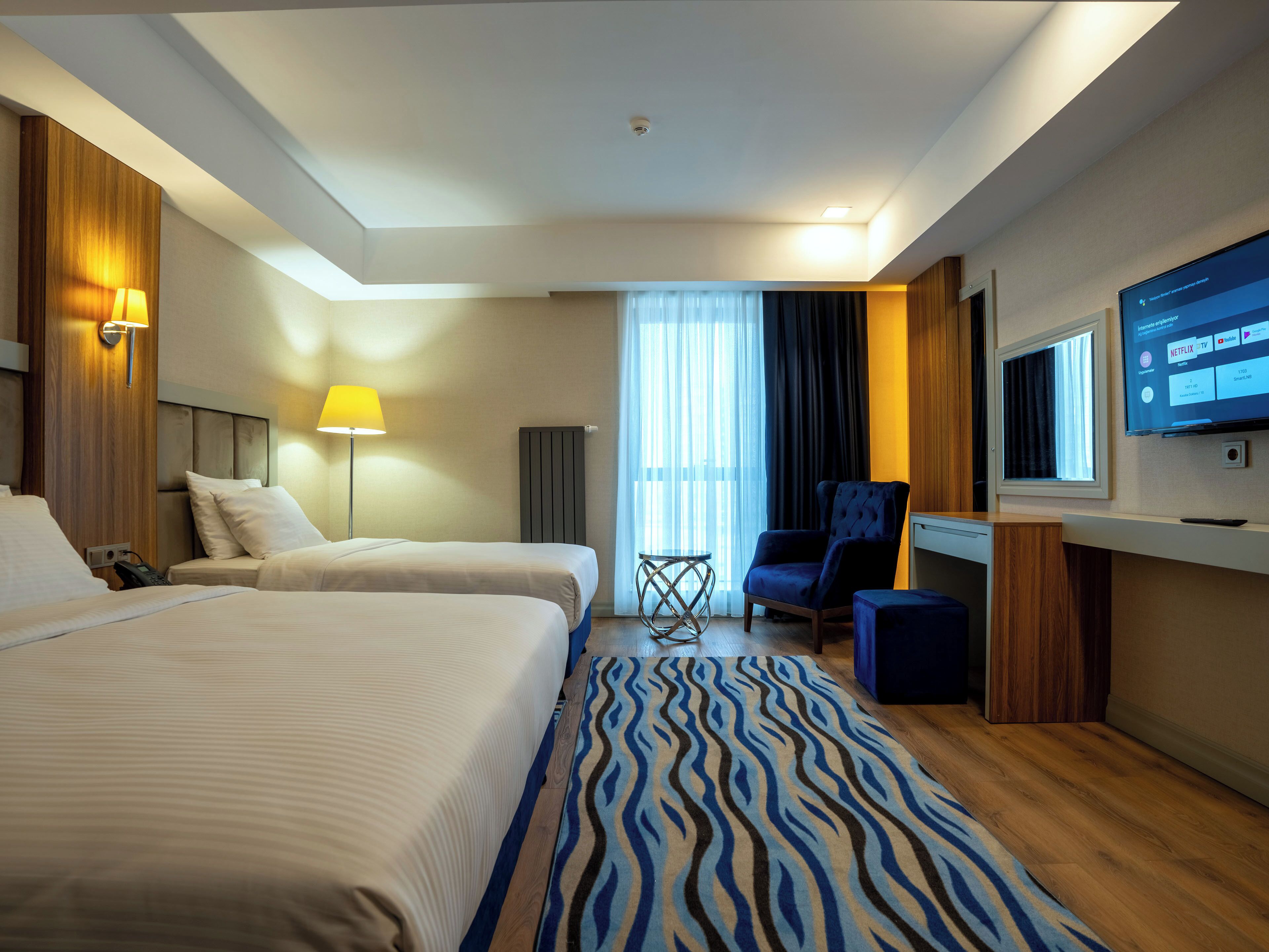 Superior Room with 1 Queen + 1 Single | Ropa de cama de alta calidad, minibar, caja fuerte