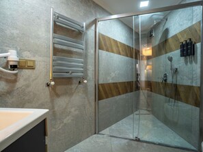 Superior Room with Queen Size Bed | Salle de bain | Douche, sèche-cheveux, serviettes fournies, savon