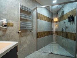 Superior Room with Queen Size Bed | Bathroom | Shower, hair dryer, towels, soap