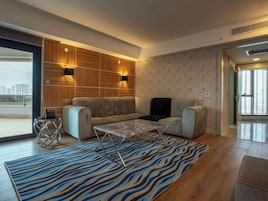 In-room safe, laptop workspace, iron/ironing board, free WiFi