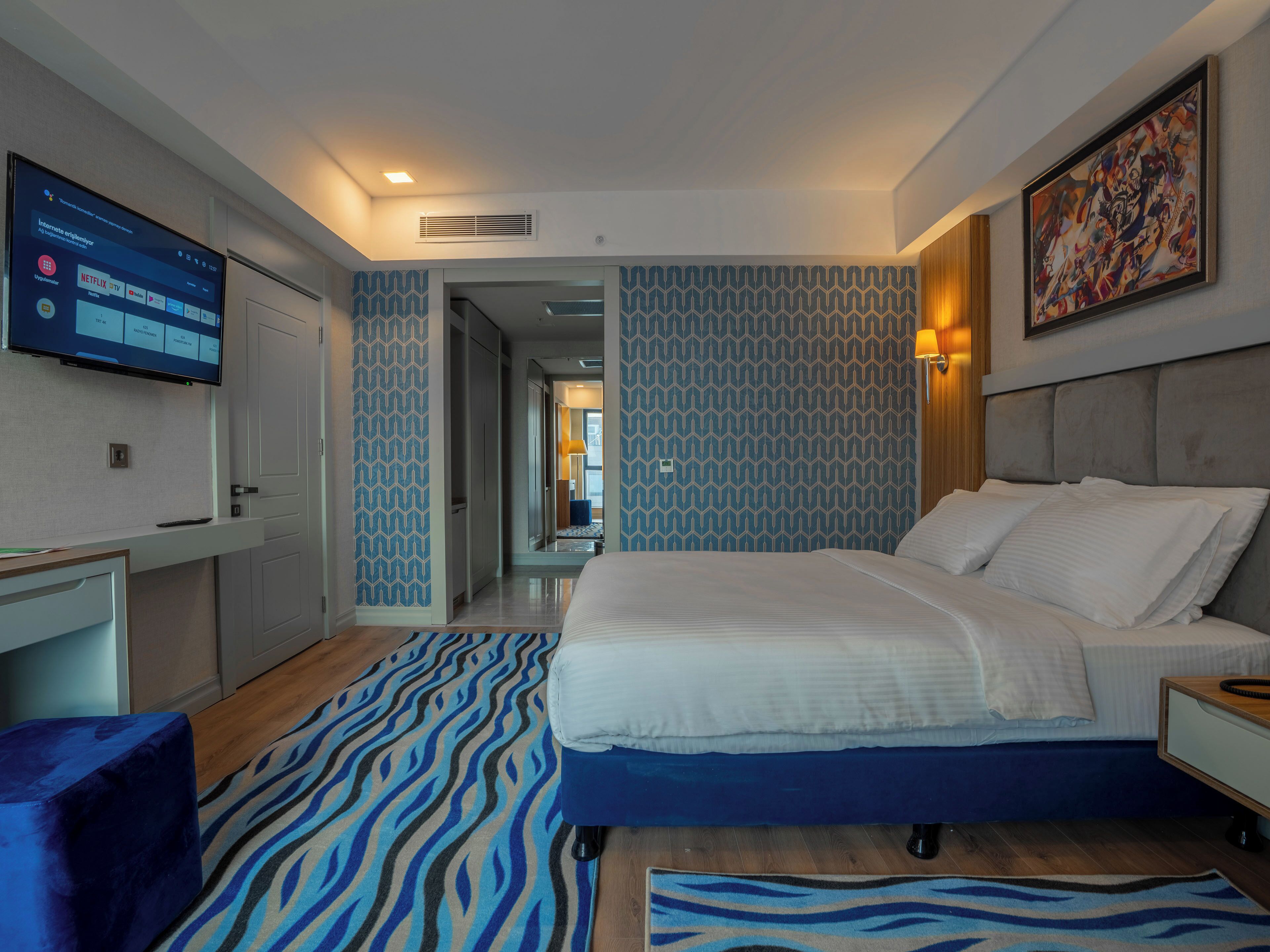 Suite with Queen Size Bed | In-room safe, laptop workspace, iron/ironing board, free WiFi