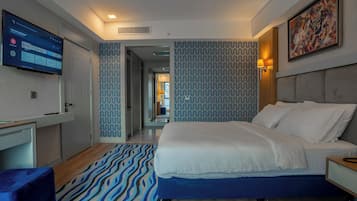 Suite with Queen Size Bed | In-room safe, laptop workspace, iron/ironing board, free WiFi