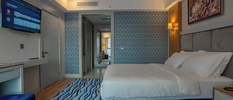 Suite with Queen Size Bed | Caja fuerte y espacio para trabajar con un portátil