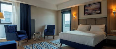 Premium Room with Queen Size Bed | In-room safe, laptop workspace, iron/ironing board, free WiFi