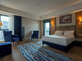 In-room safe, laptop workspace, iron/ironing board, free WiFi