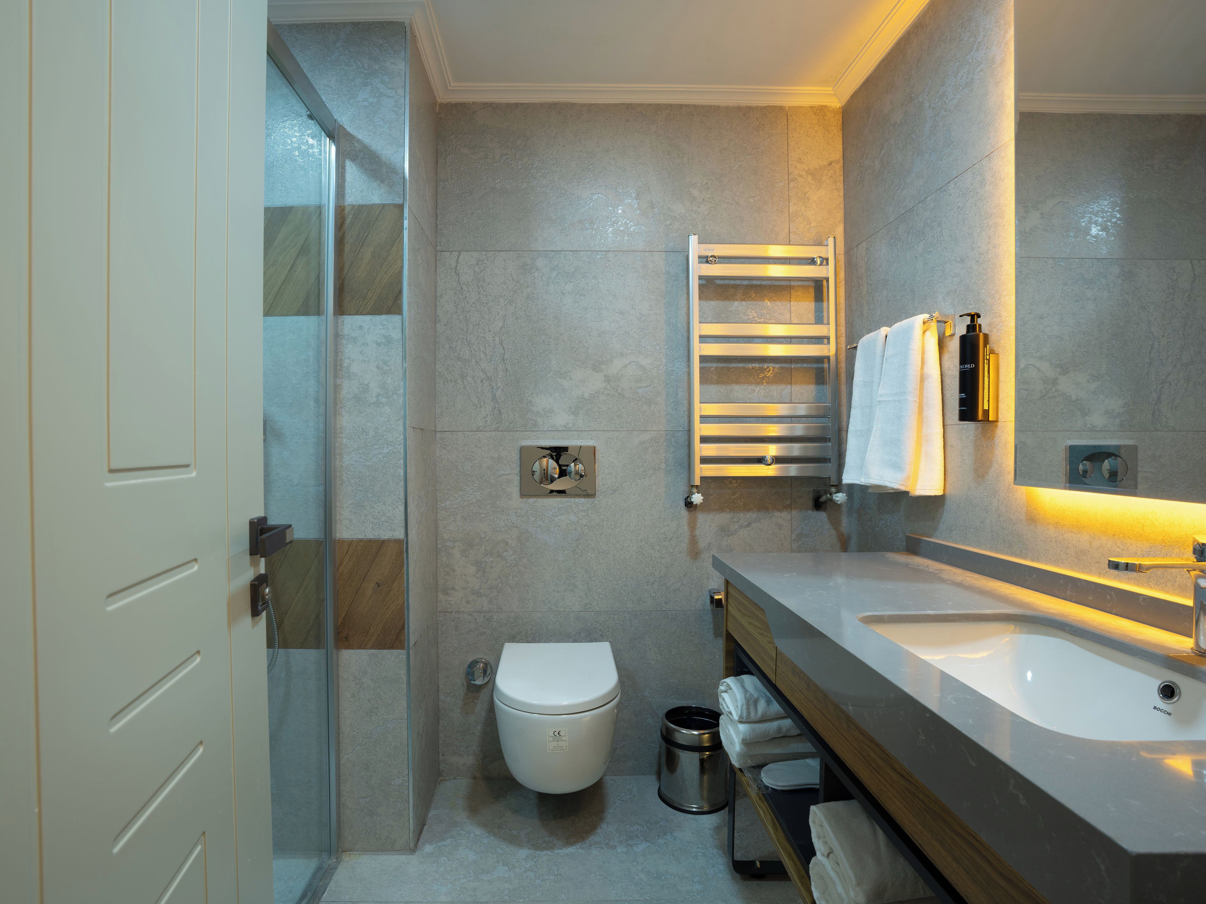 高級三人房 | 浴室 | 淋浴設備、吹風機、毛巾、肥皂