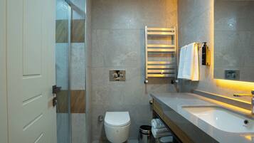 Superior Room with 1 Queen + 1 Single | Salle de bain