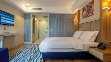 Superior kamer | Een kluis op de kamer, een laptopwerkplek, een strijkplank/strijkijzer