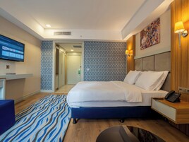 Superior Room with Queen Size Bed | Caja fuerte y espacio para trabajar con un portátil